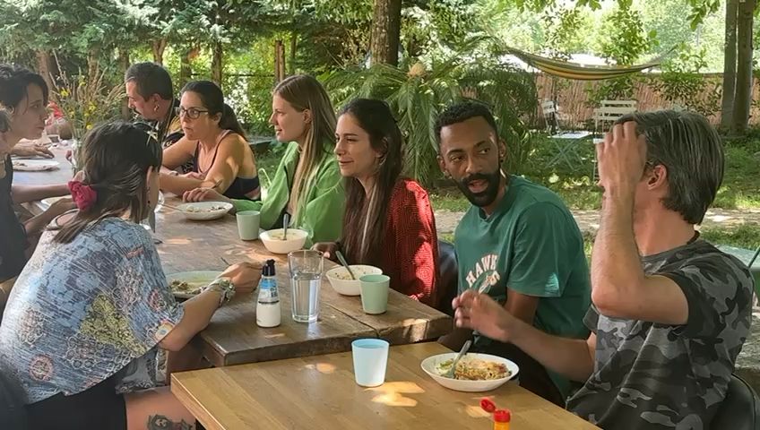 StartArt residents sharing a meal outside
